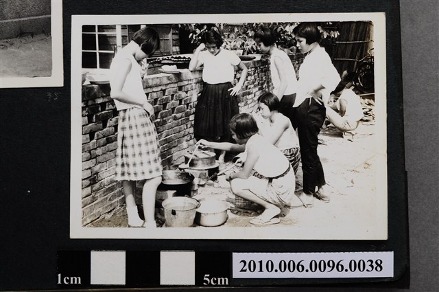 一群女子烹煮食物的照片 (共2張)