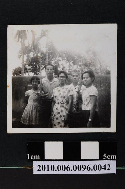 五人站立於矮牆前合影之照片 (共2張)