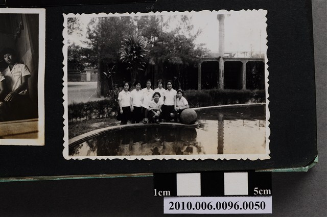 七位女子於水池旁合影之照片 (共2張)