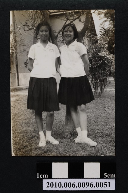 二位女子身穿屏女制服依偎在樹旁合影之照片 (共2張)