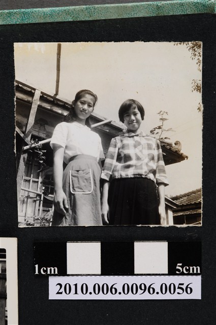二位女子站立於屋前合影之照片 (共2張)