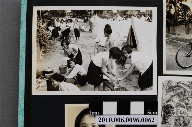 一大群女學生露營活動之照片 (共2張)