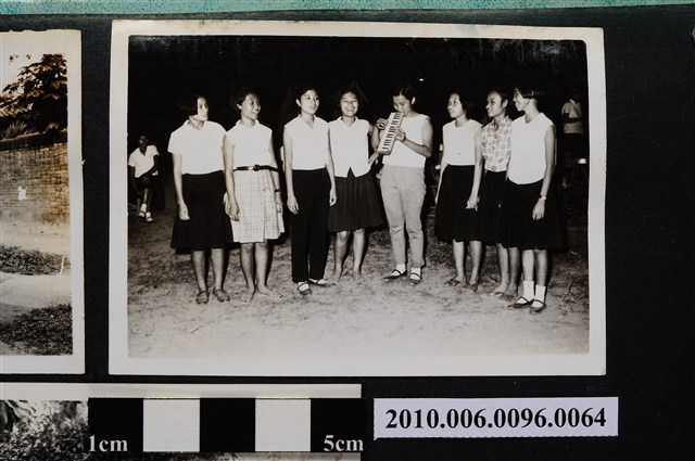 八位女子進行表演活動之照片 (共2張)