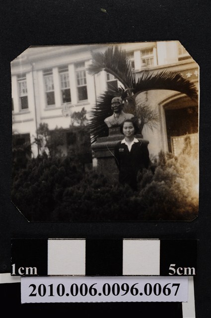 身穿制服的女子於省立屏東女子中學國父造像前獨影之照片 (共2張)