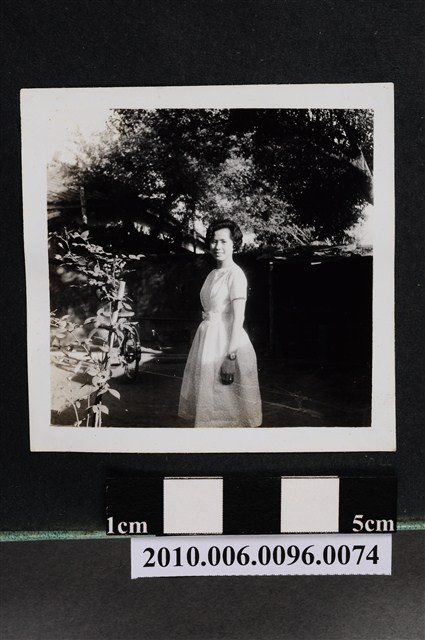 一女子側身站立於空地獨影之照片 (共2張)