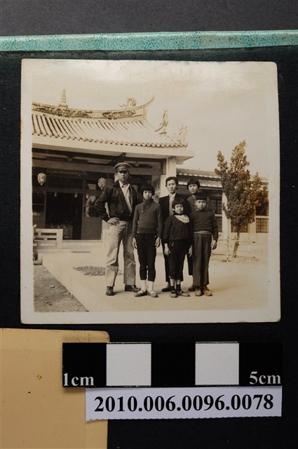 六人站立於屏東孔廟前空地合影之照片 (共2張)