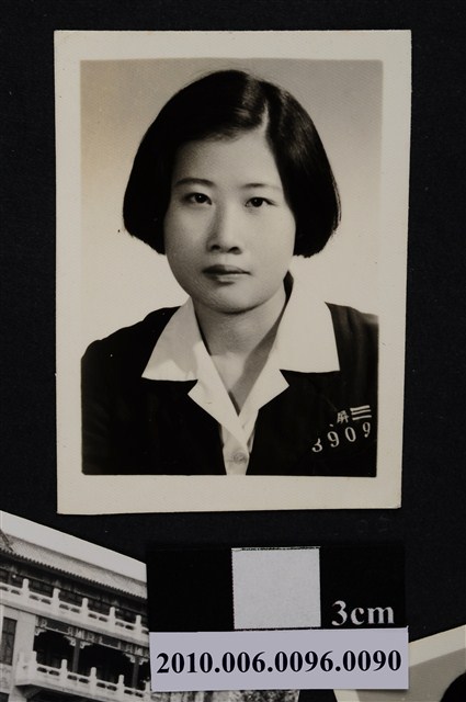 著屏女制服學號3909之女子半身正面照 (共2張)