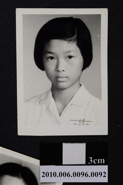 著屏女制服之女子半身正面照 (共2張)