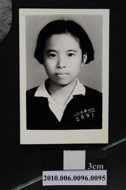著屏女制服學號2691之女子半身正面照 (共2張)