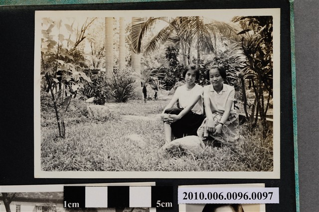 二位女子坐於草皮中石頭上合影之照片 (共2張)