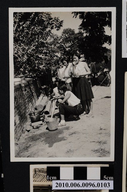 一群女學生排隊等待熱水煮沸之剪影 (共2張)