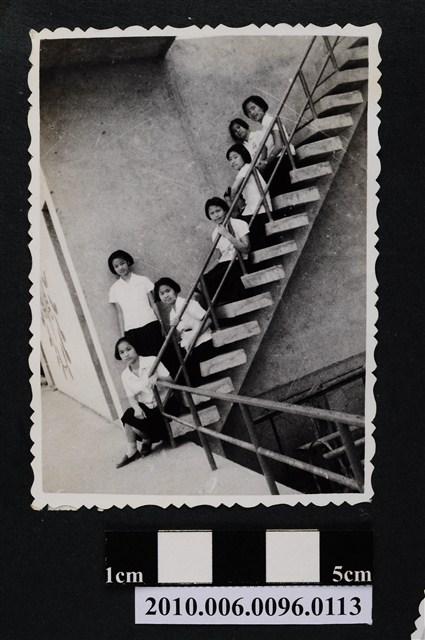 七位穿著屏東中制服的女學生在樓梯合影之照片 (共2張)