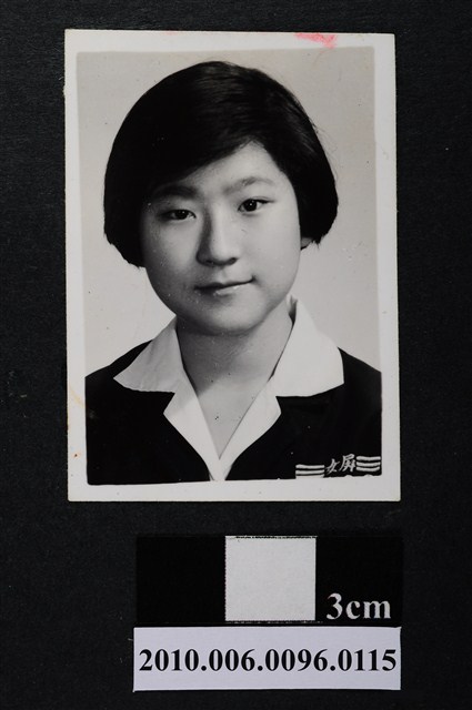 著屏女制服之女子半身正面照 (共2張)