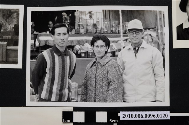 三人身穿禦寒衣物站立於戶外合影之照片 (共2張)