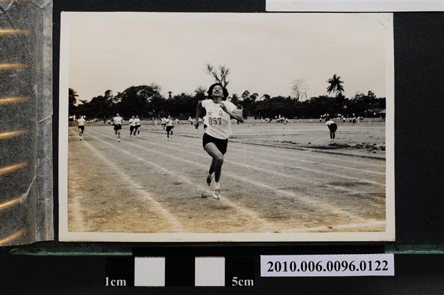 女學生別有號碼布057跑步競賽之照片 (共2張)