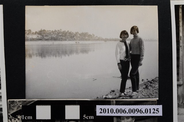二位女子在河畔合影之照片 (共2張)