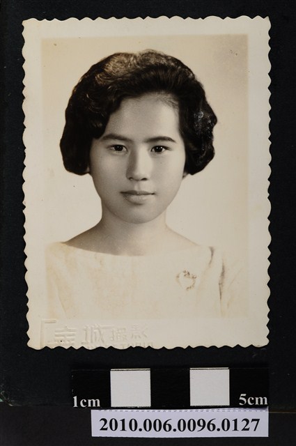 著圓領素色衣服之女子半身正面照 (共2張)