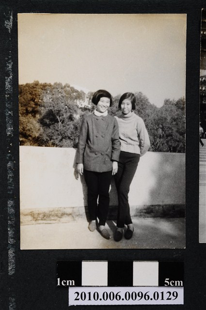 二位女子站立依靠在矮牆邊合影之照片 (共2張)