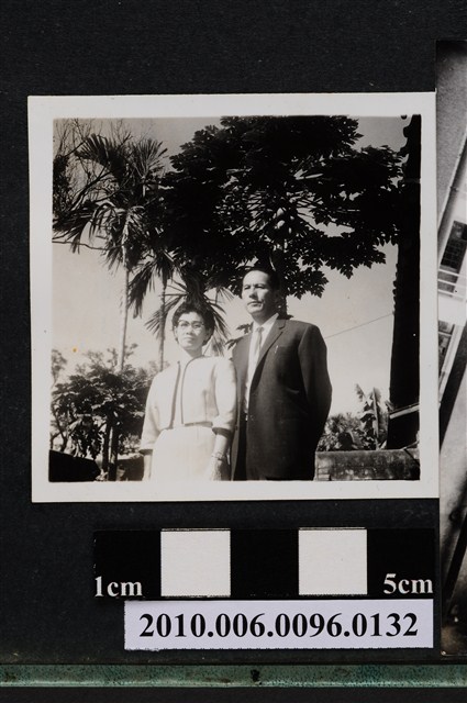 著西裝男子與著正裝女子合影之照片 (共2張)