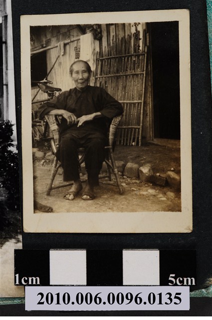 一老婦坐於藤椅上獨影之照片 (共2張)