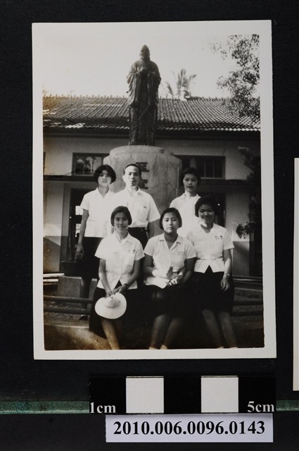 一男子與五位女學生於孔子像前合影之照片 (共2張)