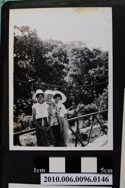 三位女子依靠在吊橋欄杆合影之照片 (共2張)