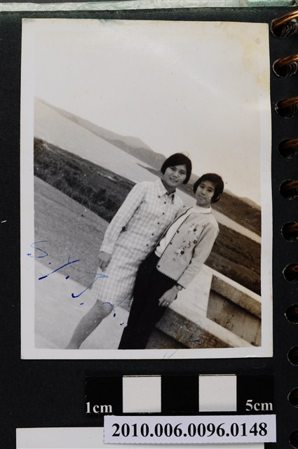 二位女子於戶外合影之照片 (共2張)