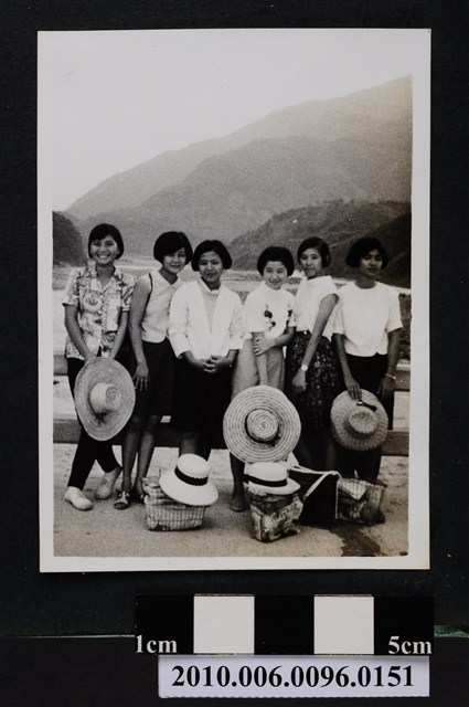 六人於戶外合影之照片 (共2張)