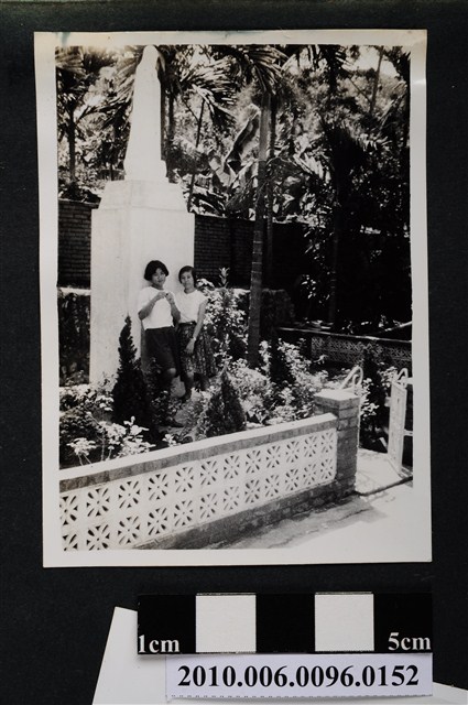 二位女子依靠在聖母像基座合影之照片 (共2張)