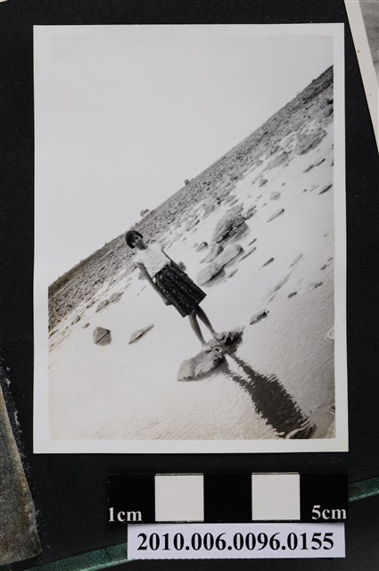 一女子在溪床石頭上獨影之照片 (共2張)