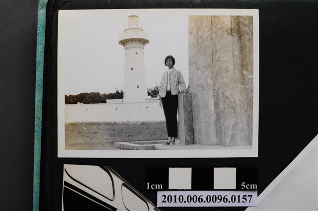 一女子於鵝鑾鼻燈塔前獨影之照片 (共2張)