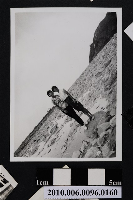 二位女子站立於溪床石頭上合影之照片 (共2張)