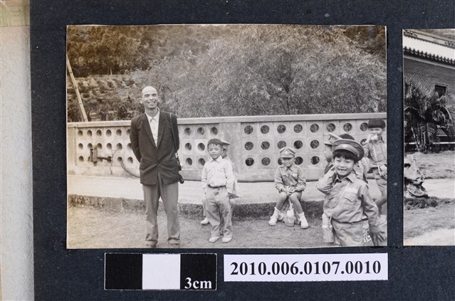 民國58年11月18日曹恕與曹永昌於北投忠義廟合照 (共2張)