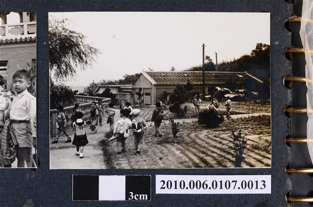 民國58年11月18日曹永昌等於北投忠義廟遠足剪影 (共2張)