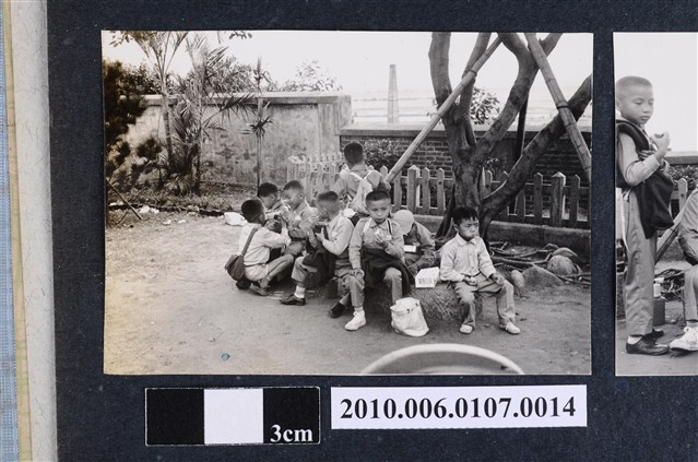 民國58年11月18日曹永昌等於北投忠義廟遠足剪影 (共2張)
