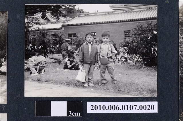 民國58年11月18日曹永昌與同學於北投忠義廟遠足合照 (共2張)