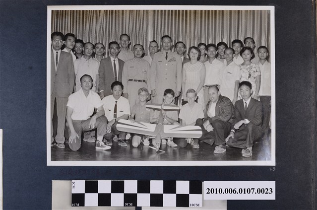 民國58年10月25日臺灣第一次RC飛行大會表演後紀念合照 (共4張)