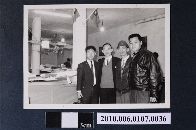 民國58年11月29日~12月3日航空模型展曹恕等人合照 (共2張)