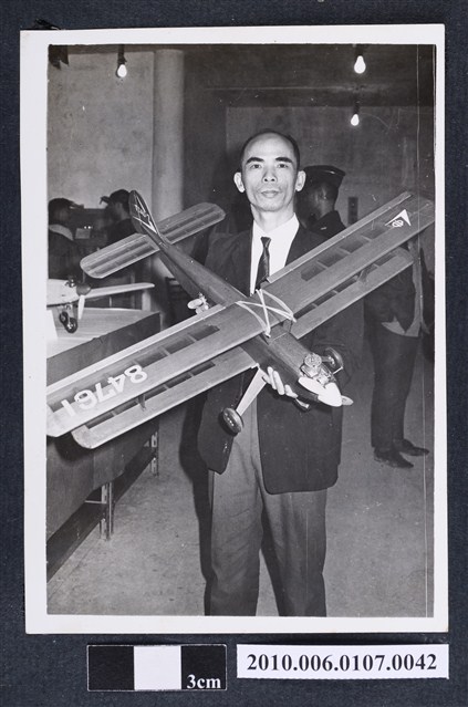 民國58年11月30日航空模型展曹恕與SILber Ster複葉機1 (共2張)