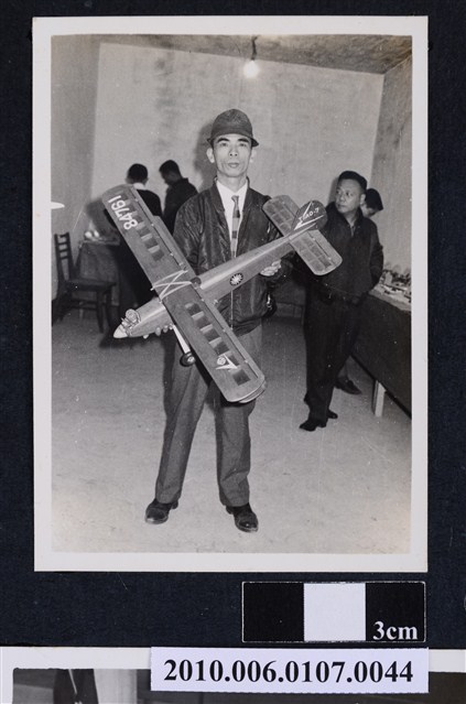 民國58年11月30日航空模型展曹恕與SILber Ster複葉機3 (共2張)