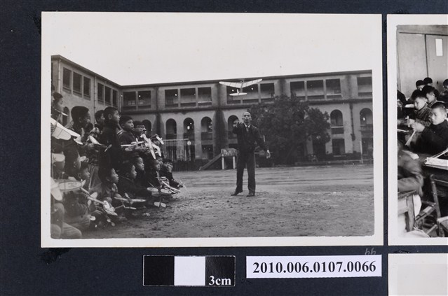 1970年2月曹恕指導學生製做模型飛機剪影1 (共2張)