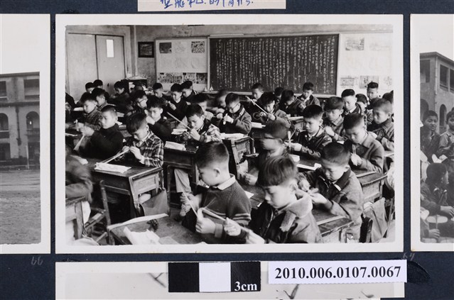 1970年2月曹恕指導學生製做模型飛機剪影2 (共2張)