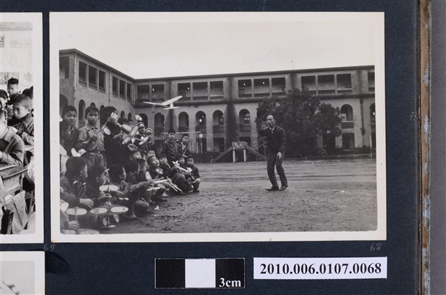 1970年2月曹恕指導學生製做模型飛機剪影3 (共2張)