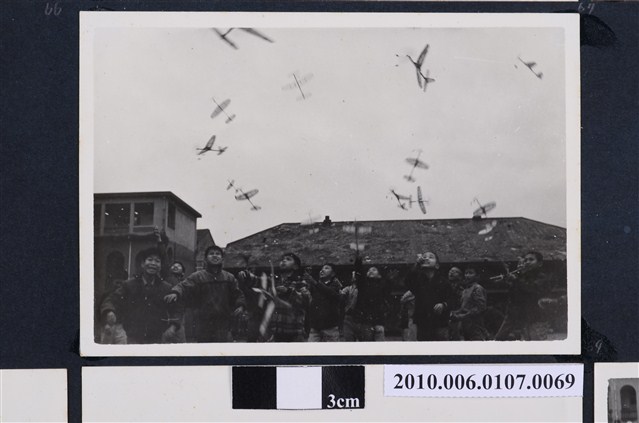 1970年2月曹恕指導學生製做模型飛機剪影4 (共2張)