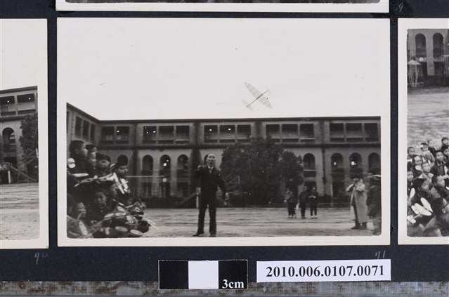1970年2月曹恕指導學生製做模型飛機剪影6 (共2張)