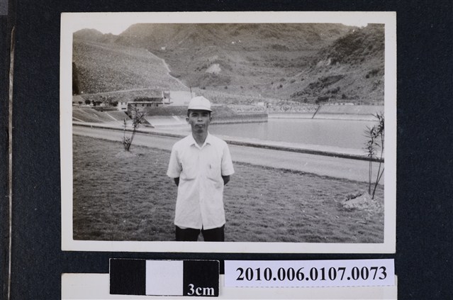 民國59年5月曹恕於石門水庫獨照 (共2張)