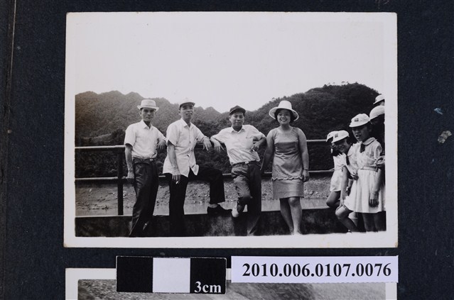 民國59年5月曹恕等人於石門水庫合照 (共2張)