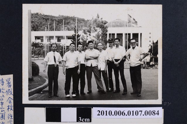 1971年7月中旬曹恕與同事於臺中公園省議會前合照 (共2張)