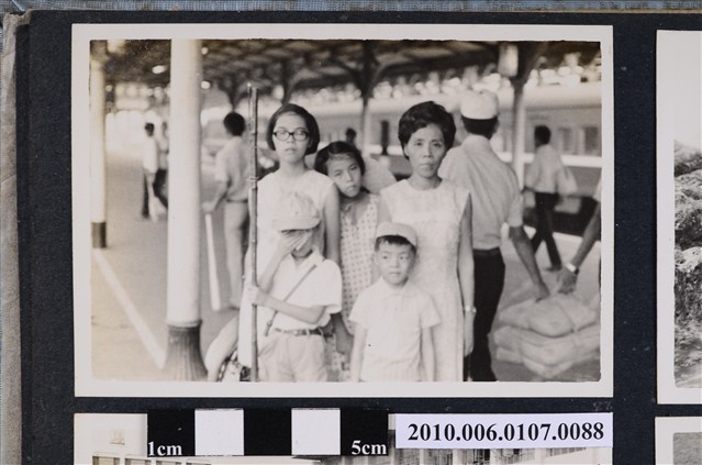 1971.8.15全家於基隆和平島社寮海邊遊玩1 (共2張)