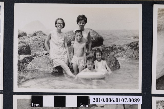 1971.8.15全家於基隆和平島社寮海邊遊玩2 (共2張)